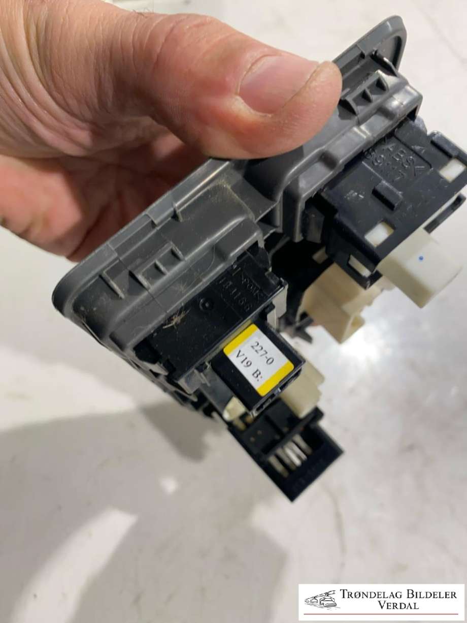 Bryter diverse til Toyota Hilux 2012-2016  (183575|)