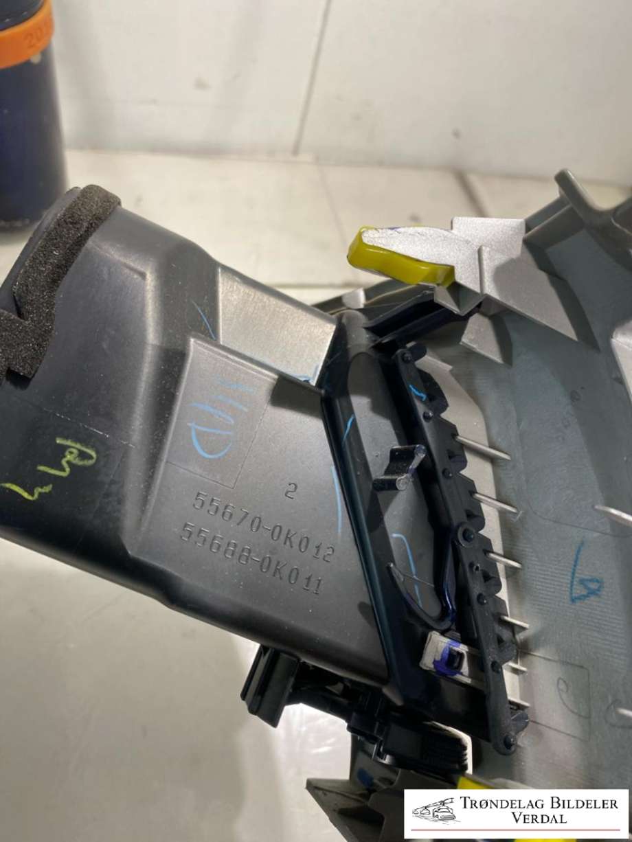 Dashbord friskluftdyse midtkonsoll til Toyota Hilux 2012-2016 (554200K470/350|)