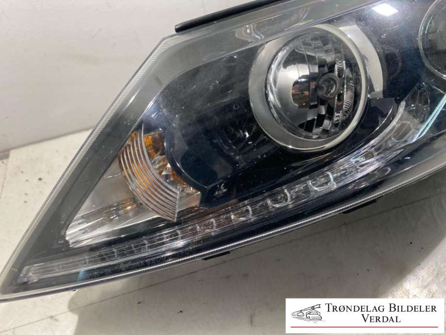 Frontlykt venstre xenon til Kia Sportage 2010-2016 (Type III)  (921013U111|)