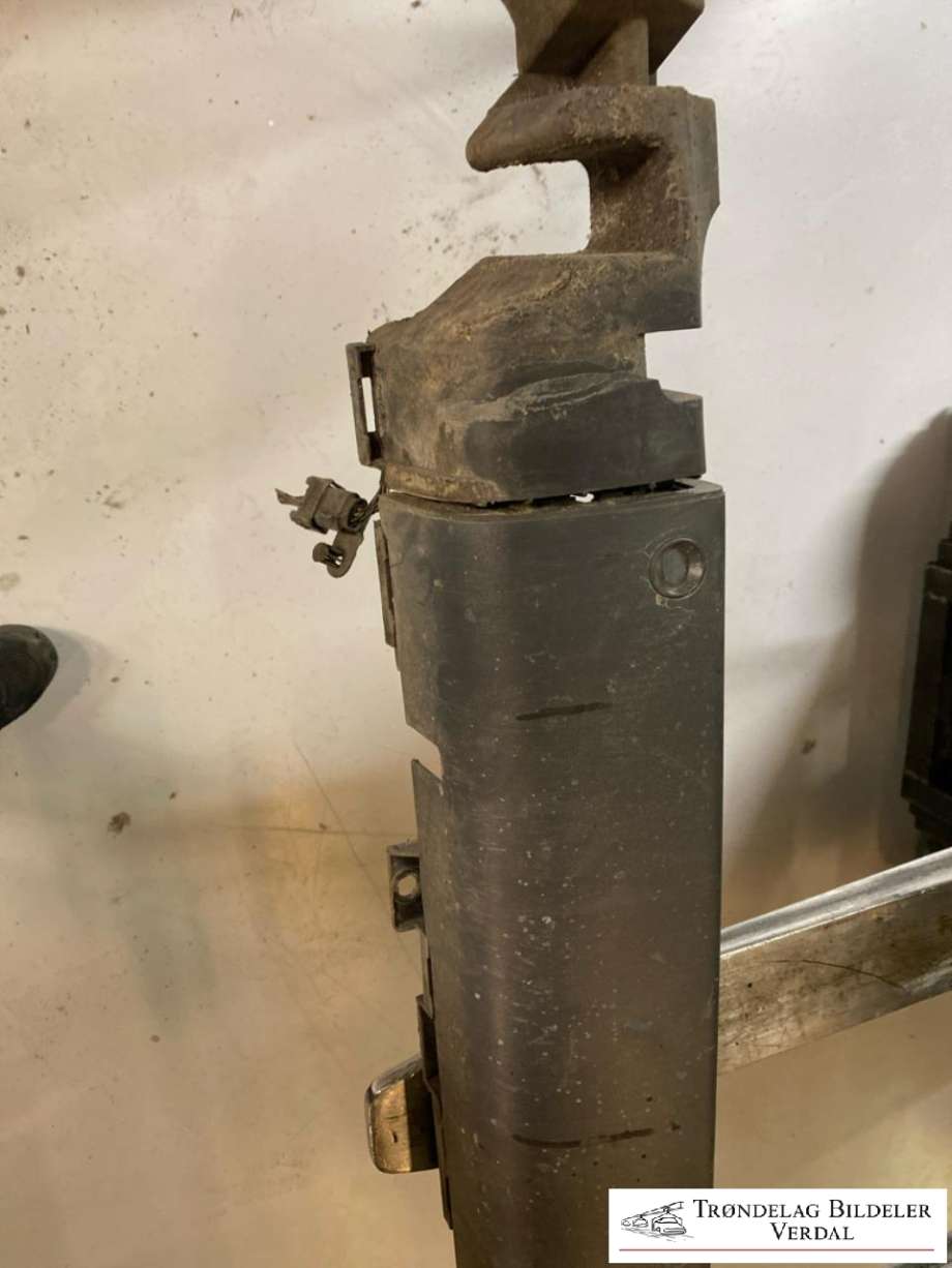 Støtfanger bak midtre del til Mercedes Vito/Viano 2010-2014 (Fase 2) (W639) (W639) (A 639 885 18 25|)