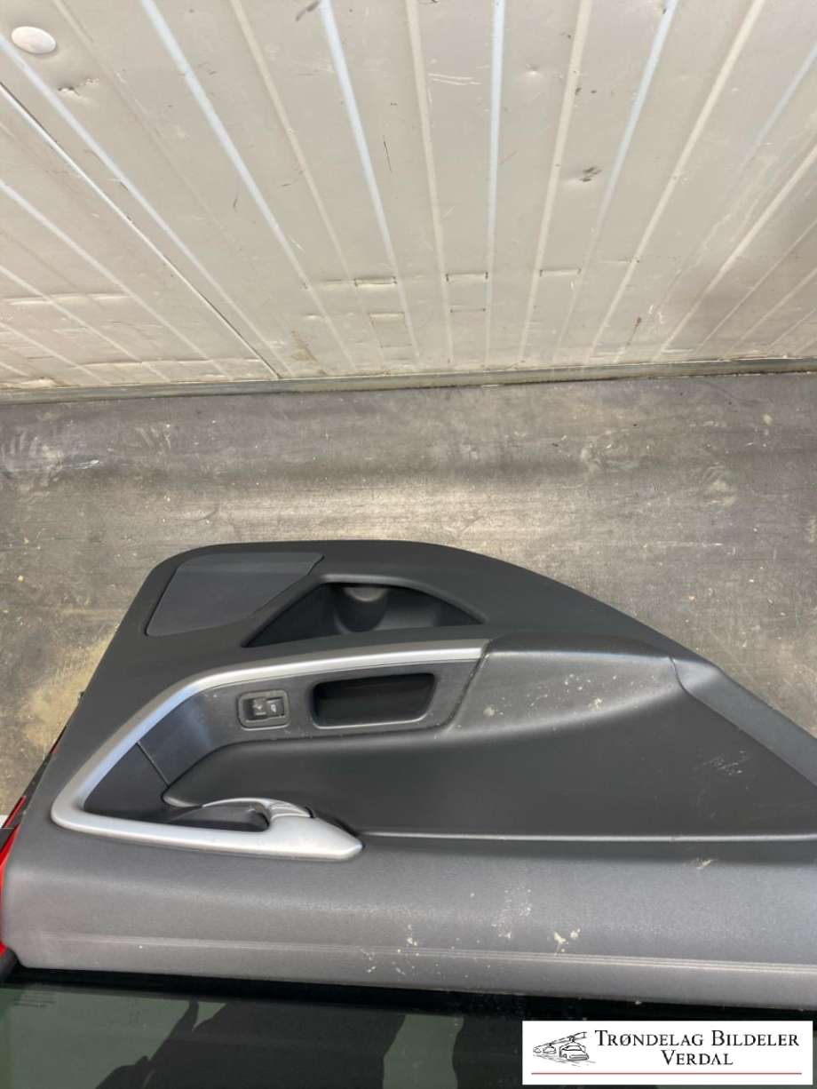 Dør venstre bak til Volvo XC60 2008-2013 (Type I, Fase 1) (|61200 PASSION RED SOLID)