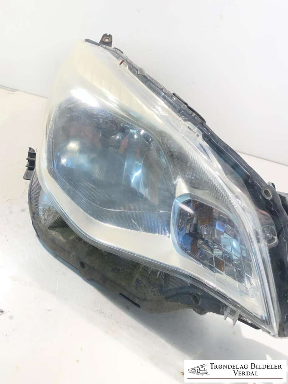 Frontlykt høyre halogen til Subaru Trezia, 2011-2013