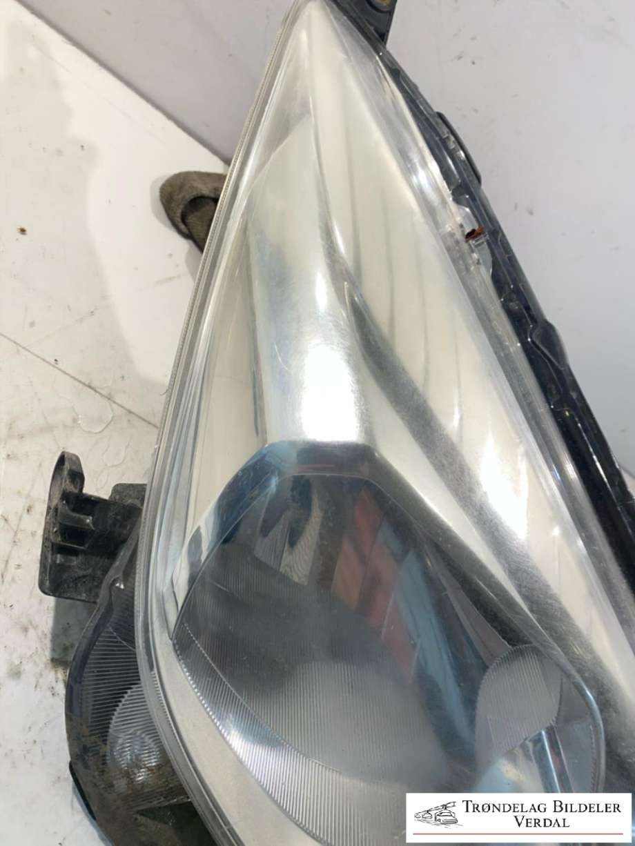 Frontlykt høyre halogen til Subaru Trezia 2011-2013  