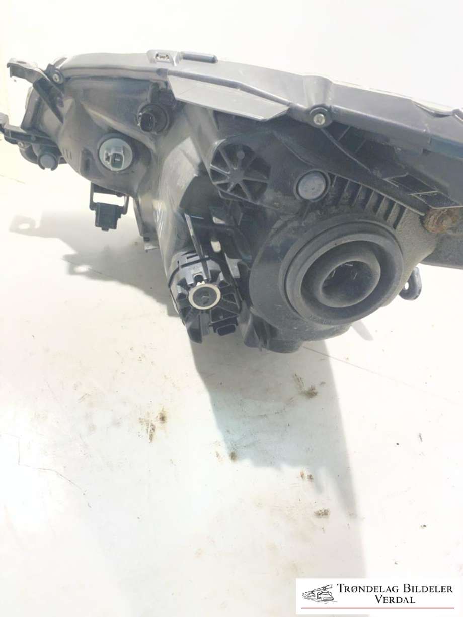 Frontlykt høyre halogen til Subaru Trezia 2011-2013  