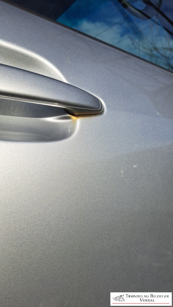 Dør høyre foran til Volvo XC60 2014-2017 (Type I, Fase 2)  (|YTTERFARGE: 49200. SAVILE GREY)