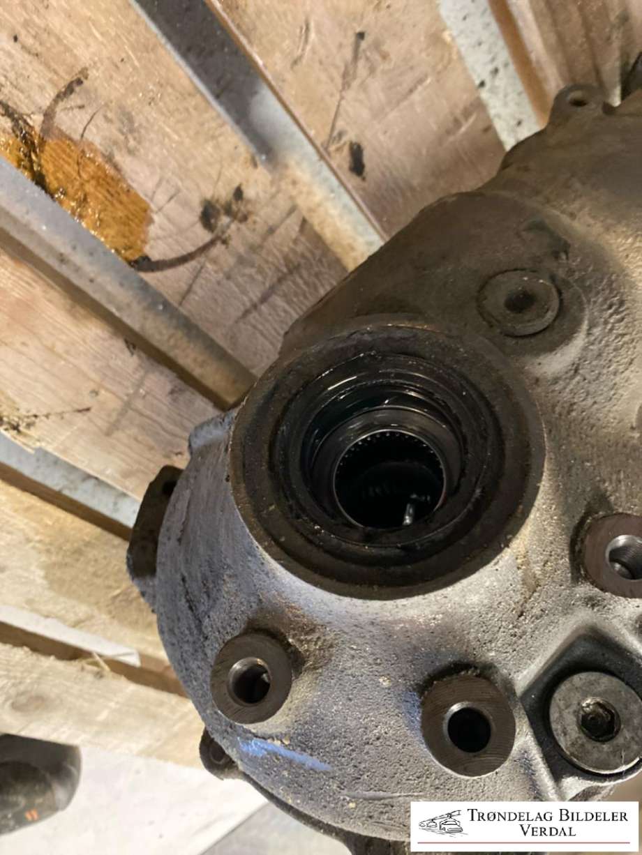 Kardang klokke foran til Toyota Hilux 2012-2016  (4111071351|)
