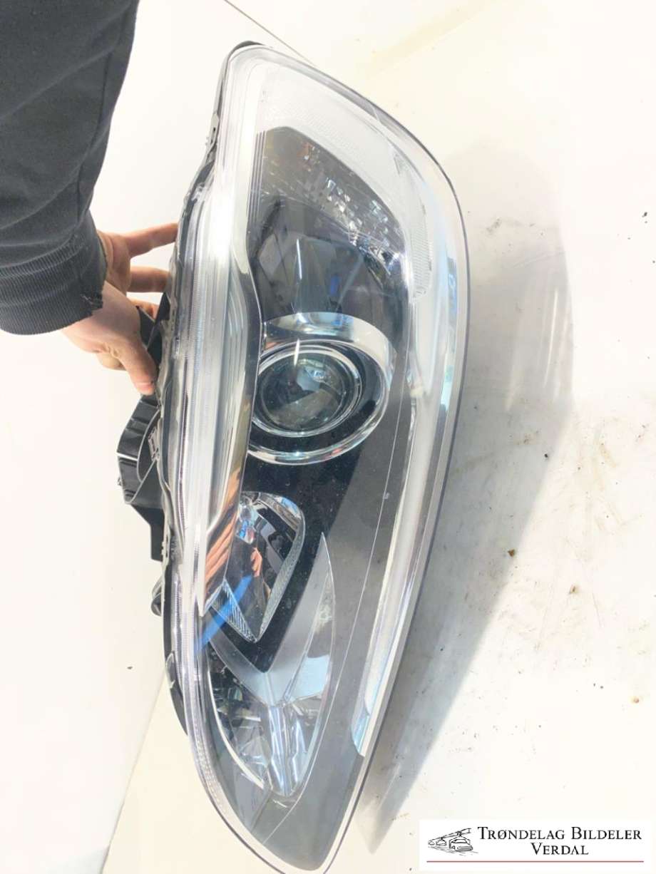 Frontlykt venstre xenon til Volvo V60/V60 CC 2013-2018 (Type I, Fase 2)  (31698824|)