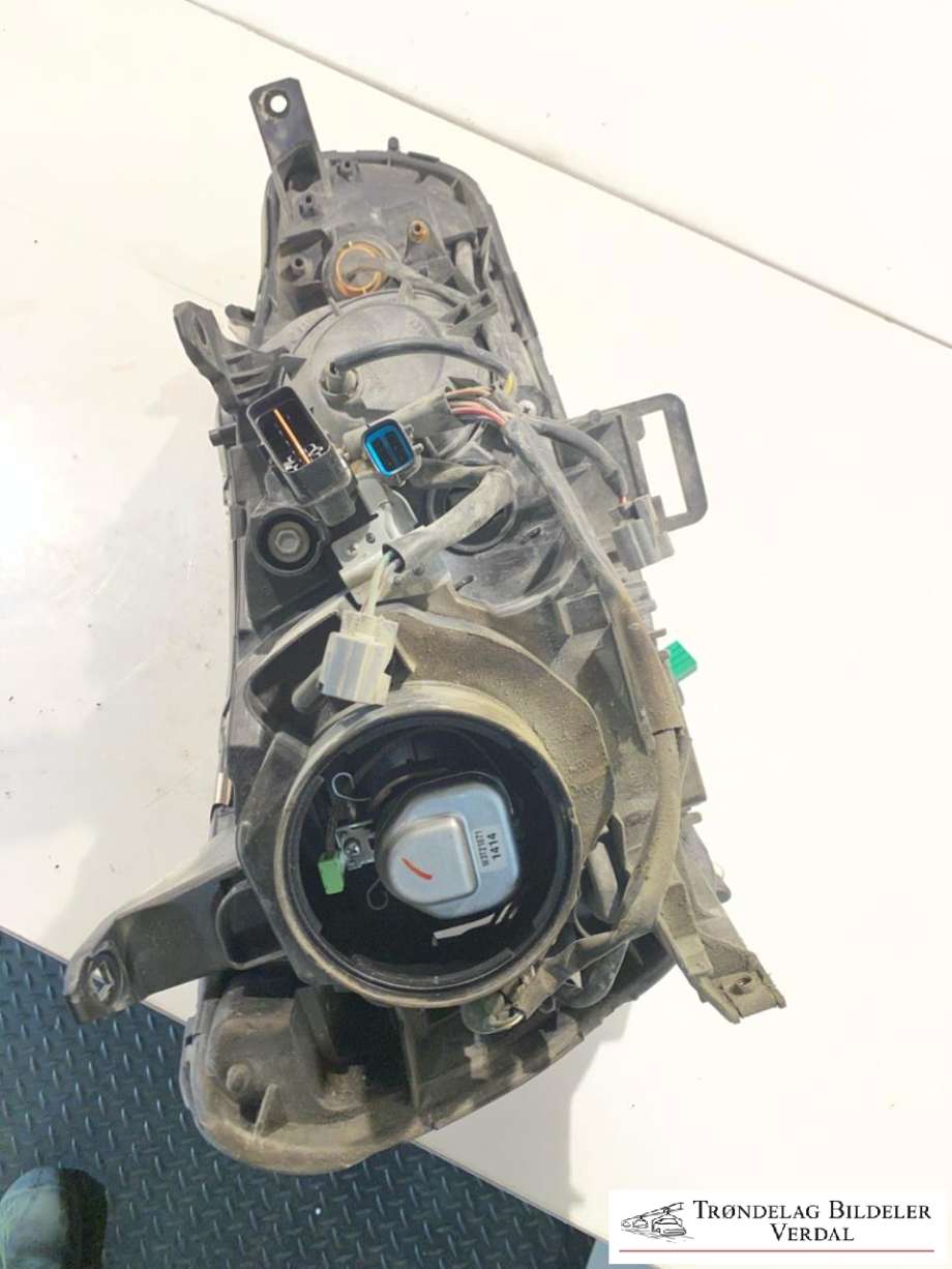 Frontlykt venstre xenon til Mitsubishi Outlander 2010-2012 (Type II, Fase 2)  (8301B557|)