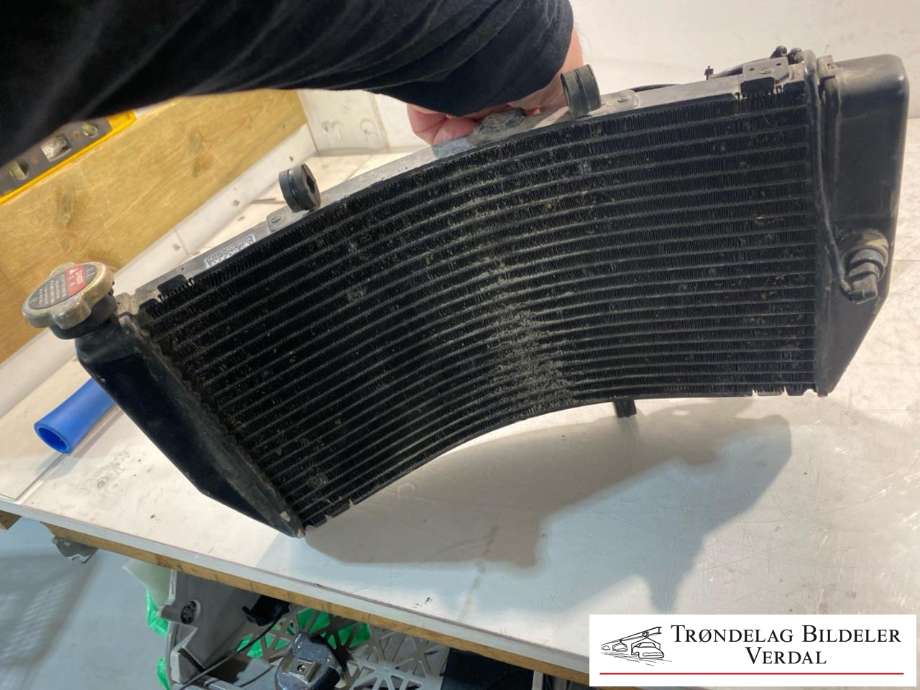 Radiator (manuell gir) til MC Honda CBR945RR 2002-2004 (50800|?1769200817A|)