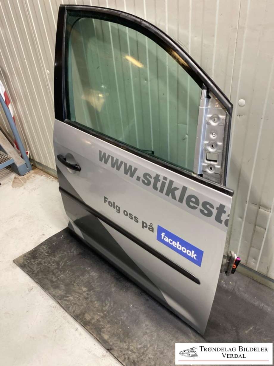 Dør høyre foran til VW Caddy 2015-2020 (Type III, Fase 3)  (2K5 831 056|YTTERFARGE: 8E/A7W|)