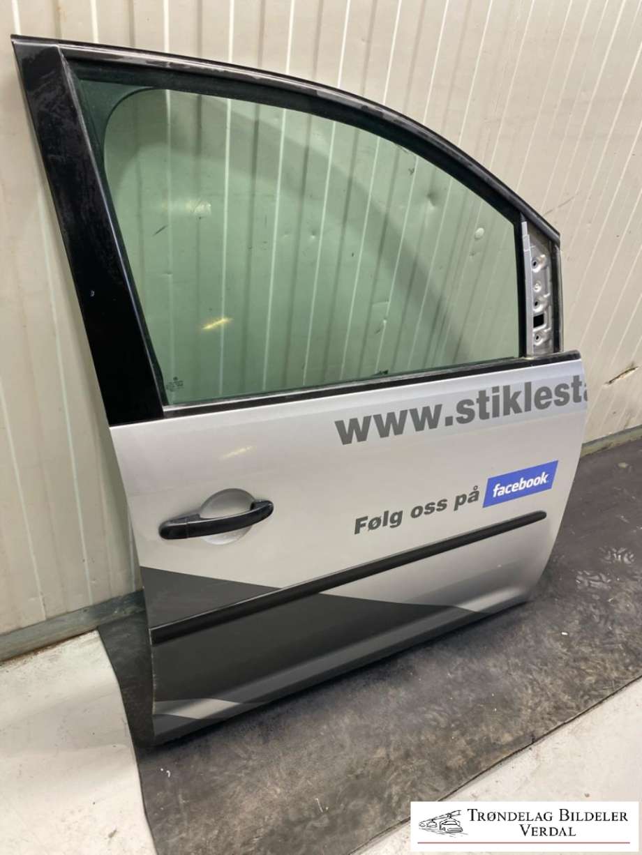 Dør høyre foran til VW Caddy 2015-2020 (Type III, Fase 3)  (2K5 831 056|YTTERFARGE: 8E/A7W|)