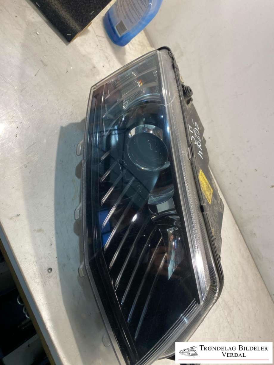 Frontlykt høyre xenon til Škoda Octavia, 2013-2016 (Type III, Fase 1) (5E1 941 018 B)