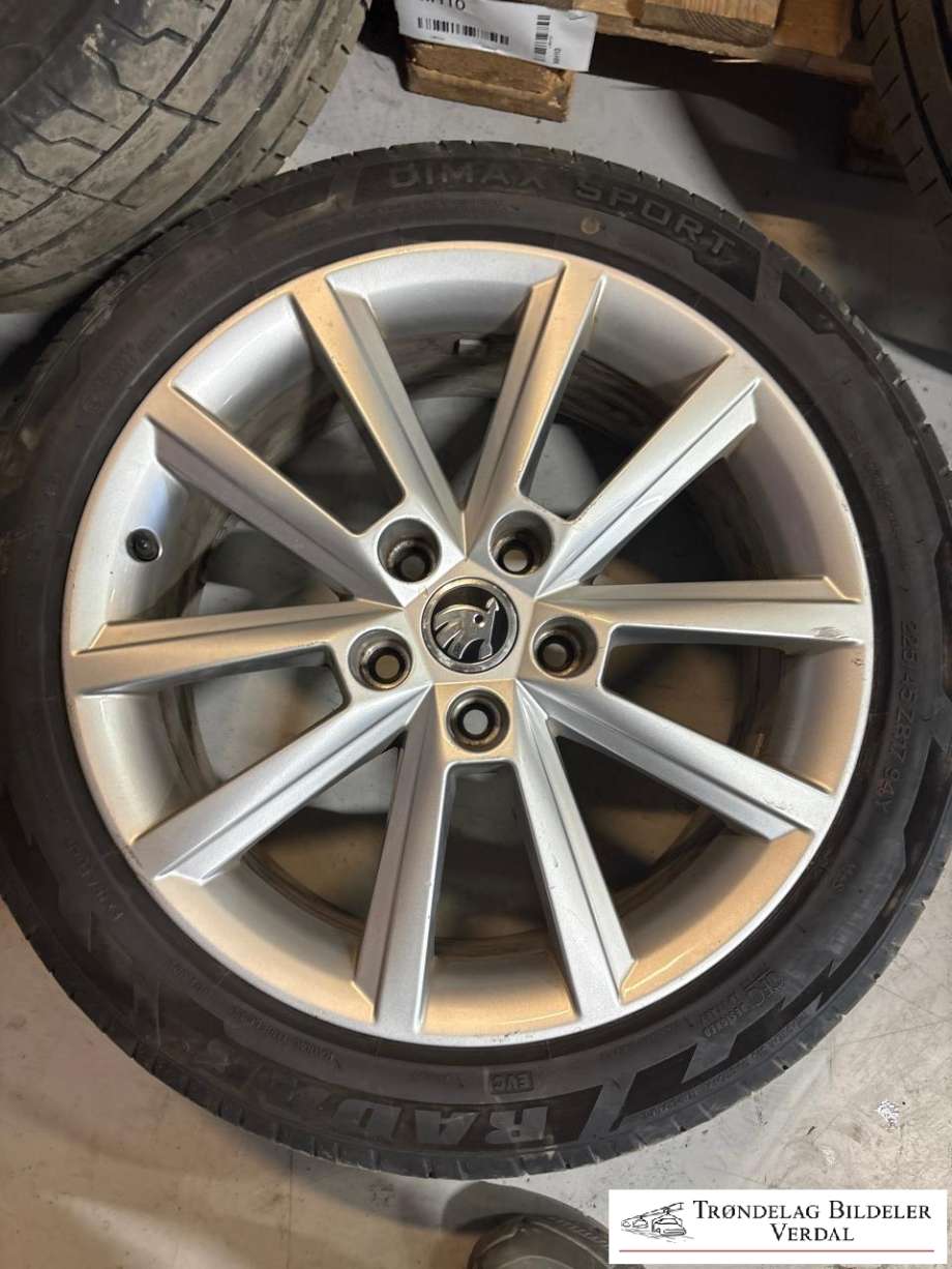 Hjulsett aluminium sommer til Škoda Octavia 2013-2016 (Type III, Fase 1) (RADAR|225/45R17|DOT: 4924|DYBDE: 6|5MM)