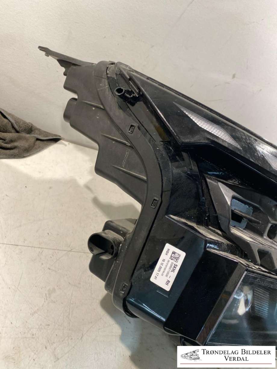 Frontlykt høyre full-LED til Škoda Enyaq 2021-->>  (5LB 941 036|)