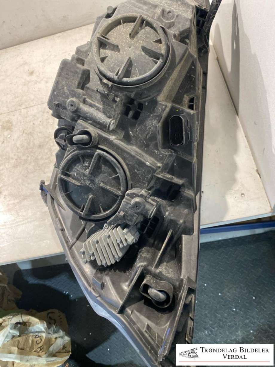 Frontlykt høyre halogen til Ford Transit Custom 2013-2023 (Type I)  (2481753|JK21-13W029-DJ|)