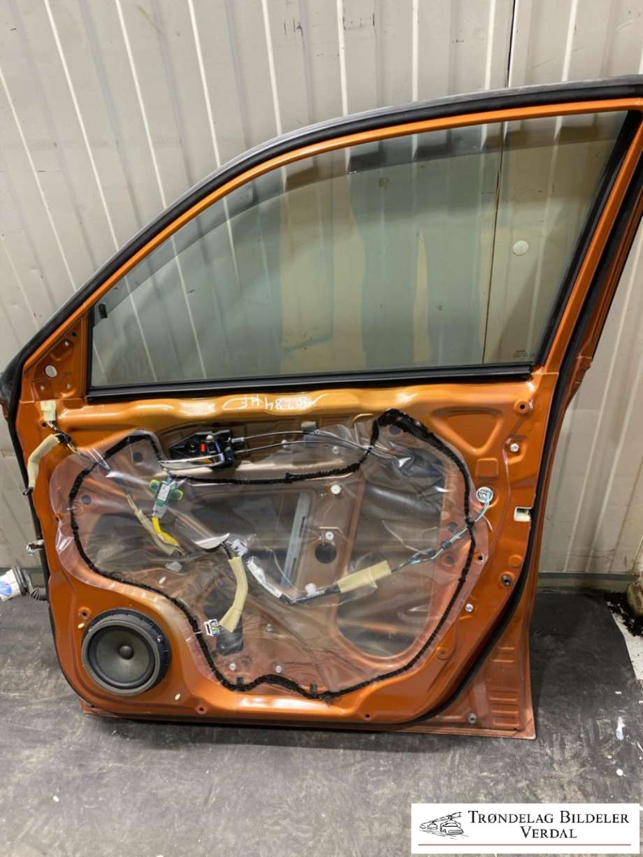 Dør høyre foran til Suzuki Vitara 2015-->> (Type IV)  (68001-54P00-000|)