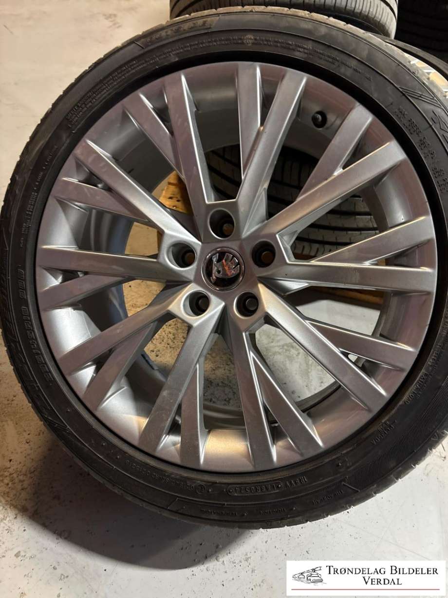 Hjulsett aluminium sommer til Škoda Superb 2015-->> (Type III)  (FALKEN|235/45R18|DOT: 0524|DYBDE  7MM)