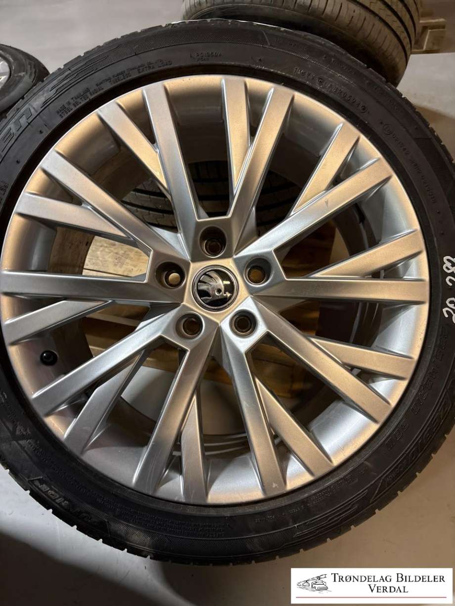 Hjulsett aluminium sommer til Škoda Superb 2015-->> (Type III)  (FALKEN|235/45R18|DOT: 0524|DYBDE  7MM)