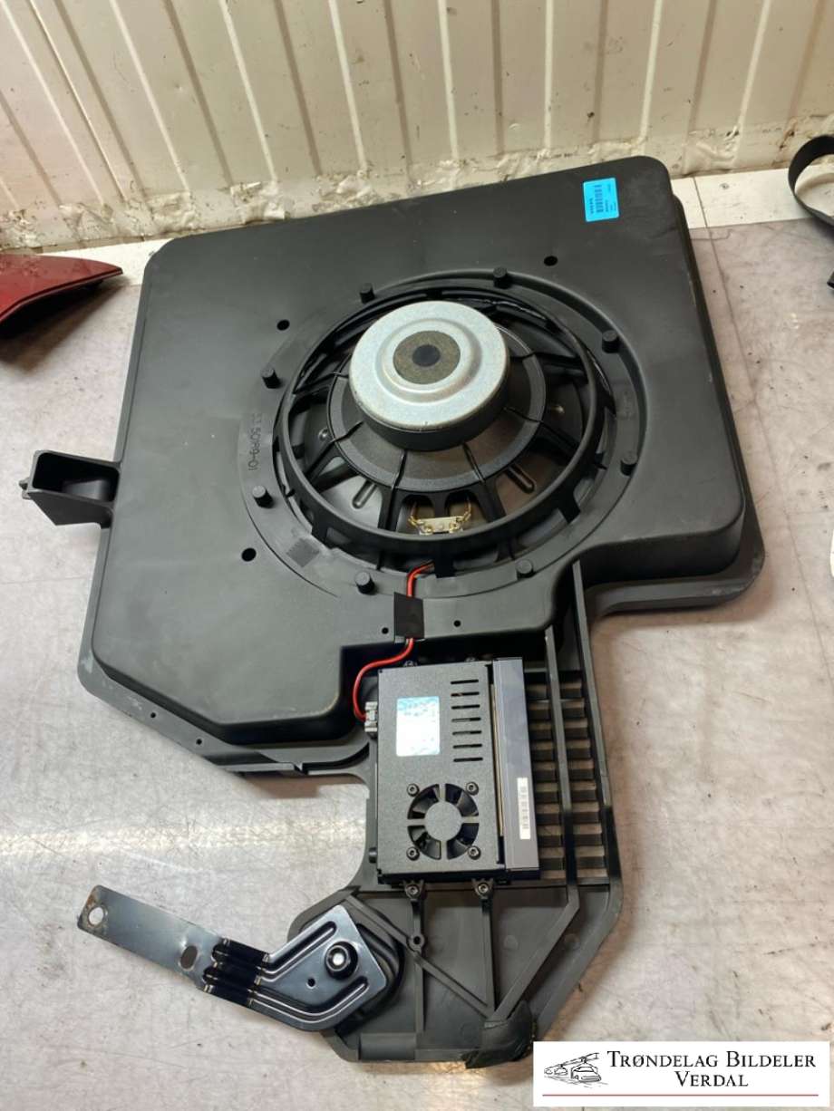 Bilstereo sub-woofer til Volvo V70 2000-2004 (Type II, Fase 1)