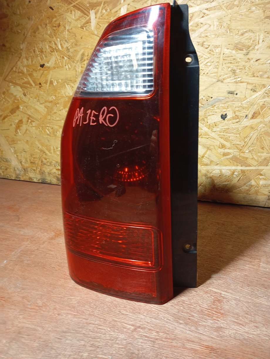 Baklykt venstre til Mitsubishi Pajero 2000-2006 (Type III)  