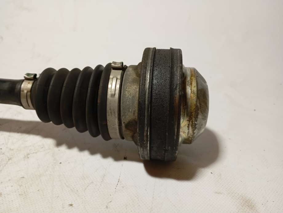 Drivaksel venstre foran til VW Caddy 2010-2015 (Type III, Fase 2)  (2k3407271b|)