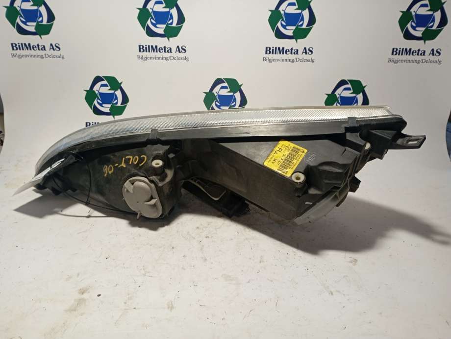 Frontlykt høyre halogen til Mitsubishi Colt 2004-2008 (Type VII, Fase 1)  (|0301208202)