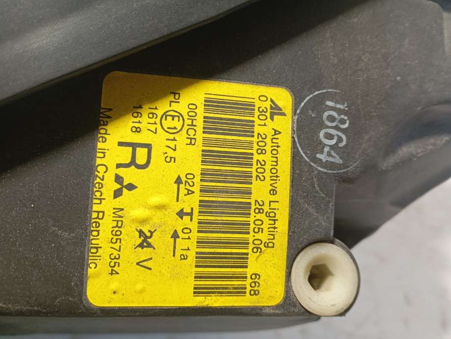 Frontlykt høyre halogen til Mitsubishi Colt 2004-2008 (Type VII, Fase 1)  (|0301208202)