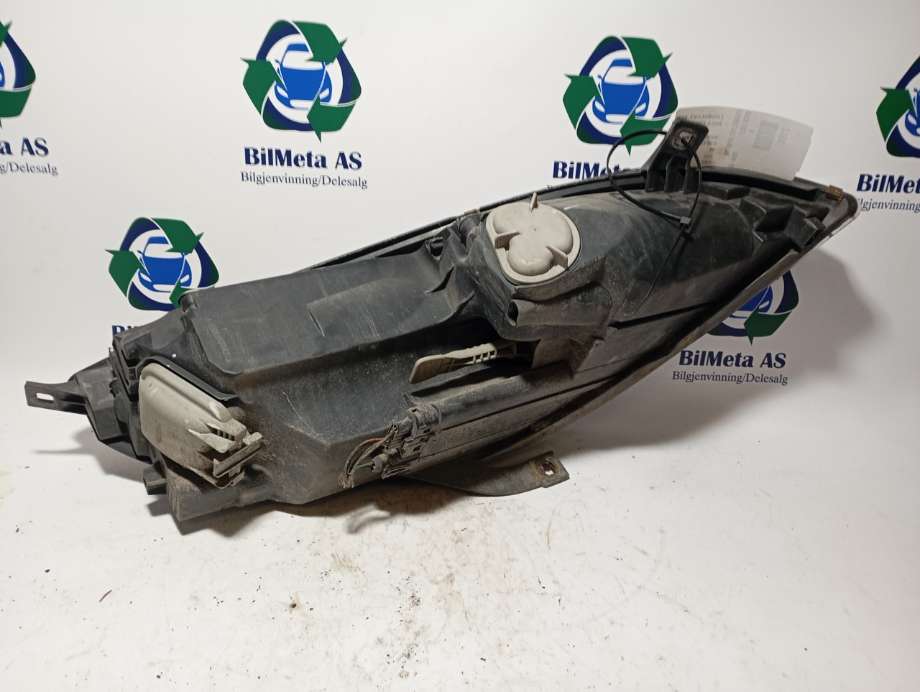 Frontlykt venstre halogen til Mitsubishi Colt 2004-2008 (Type VII, Fase 1) (|0301208221)