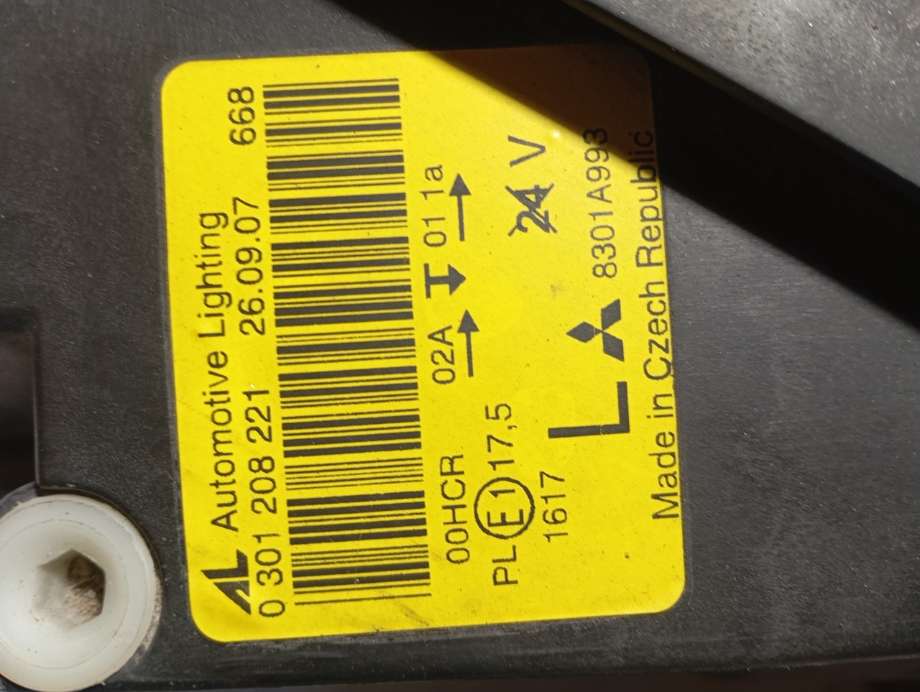 Frontlykt venstre halogen til Mitsubishi Colt 2004-2008 (Type VII, Fase 1) (|0301208221)