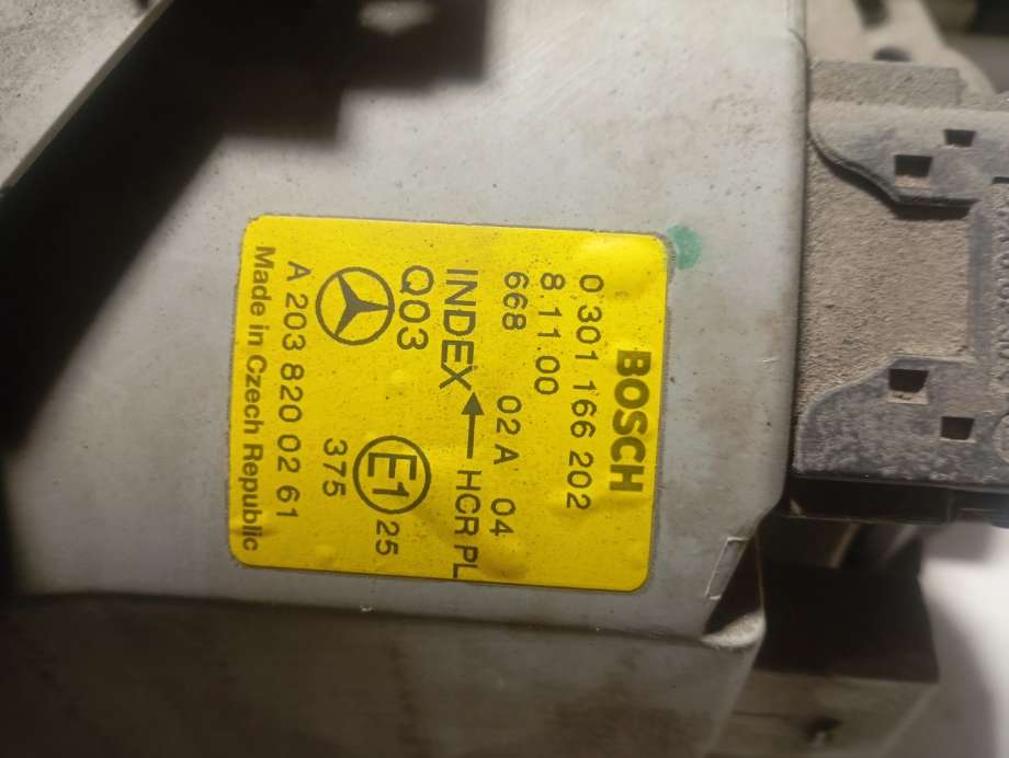 Frontlykt høyre halogen til Mercedes C-Klasse 2000-2004 (Fase 1) (W203) (W203) (|A2038200261|0301166202)