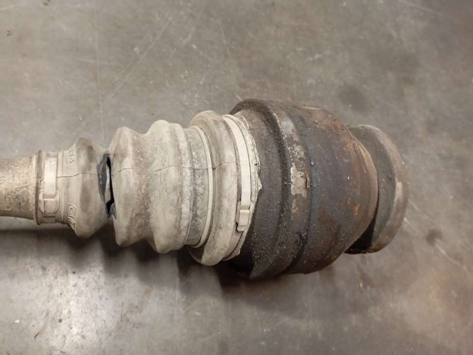 Drivaksel venstre foran til VW Transporter / Caravelle 2003-2009 (Fase 1) (T5) (T5) (|7e0407271e)