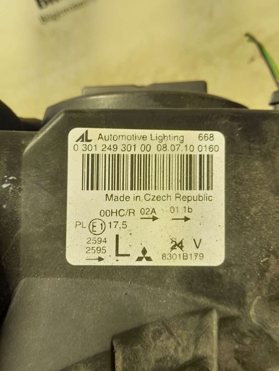 Frontlykt venstre halogen til Mitsubishi Colt 2009-2013 (Type VII, Fase 2)  (|030124930100)