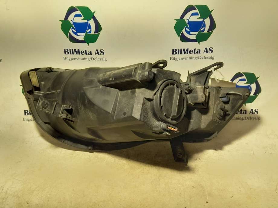 Frontlykt høyre halogen til Mitsubishi Colt 2009-2013 (Type VII, Fase 2)  (|030124930200)