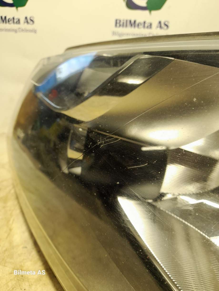 Frontlykt venstre halogen til VW Caddy 2010-2015 (Type III, Fase 2)  (|2k5941005a)