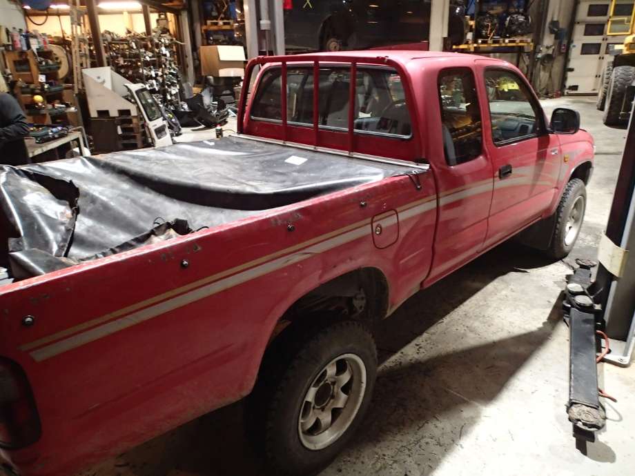 Toyota Hilux 1998-2001 , Motorkode: , Girkassekode: