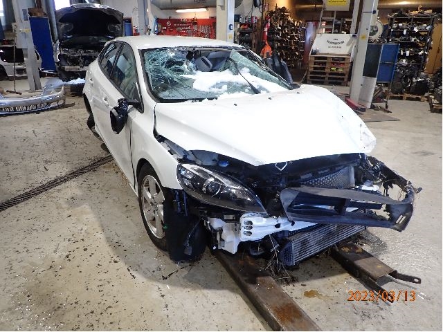 Volvo V40 2012-2019 , Motorkode: D4162T, Girkassekode: 36013602
