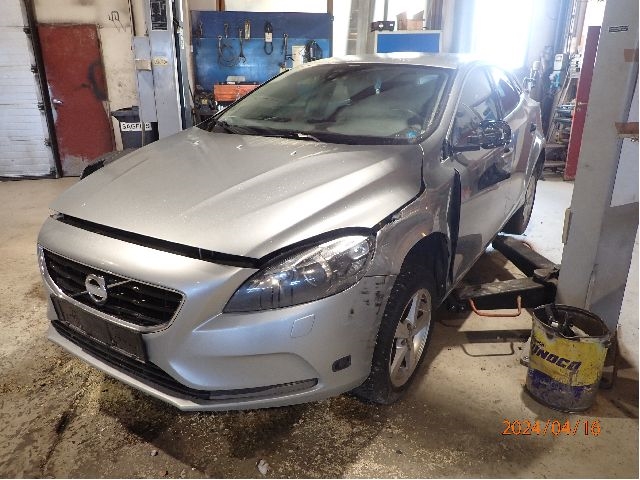 Volvo V40 2012-2019 , Motorkode: D4162T, Girkassekode: