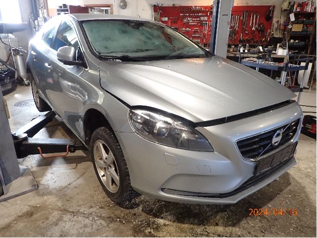 Volvo V40 2012-2019 , Motorkode: D4162T, Girkassekode: