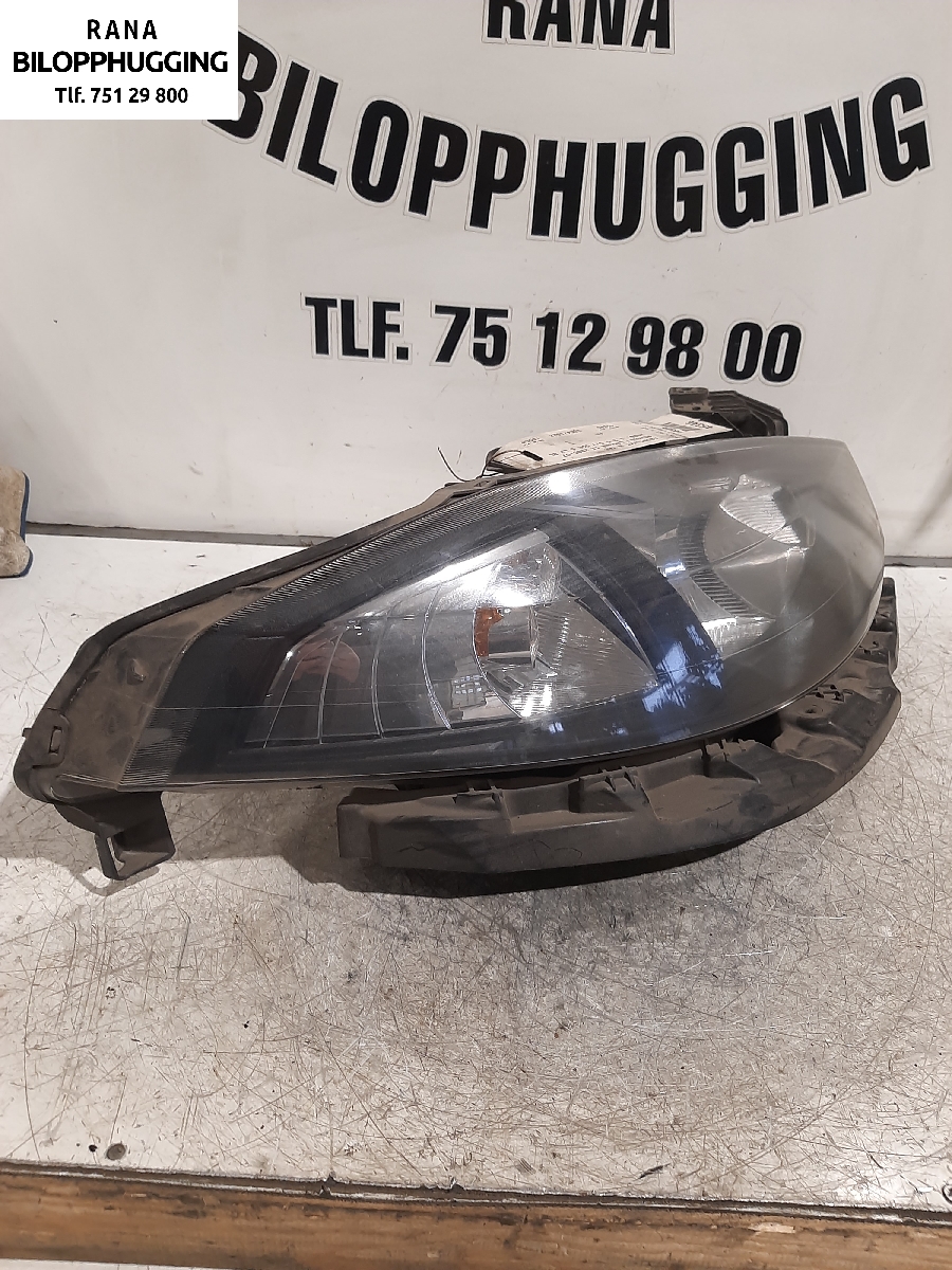 Frontlykt høyre halogen til Renault Laguna 2005-2007 (Type II, Fase 2)  (Grandtour  ( K74 )  1,9 dci||8200481197)