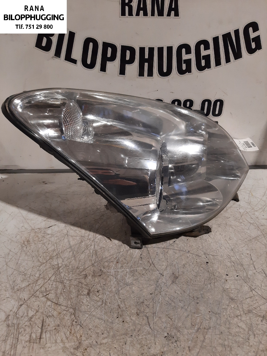 Frontlykt høyre halogen til Toyota Verso 2004-2009 (Type II)  (1,8  ZNR11|811300F010|)