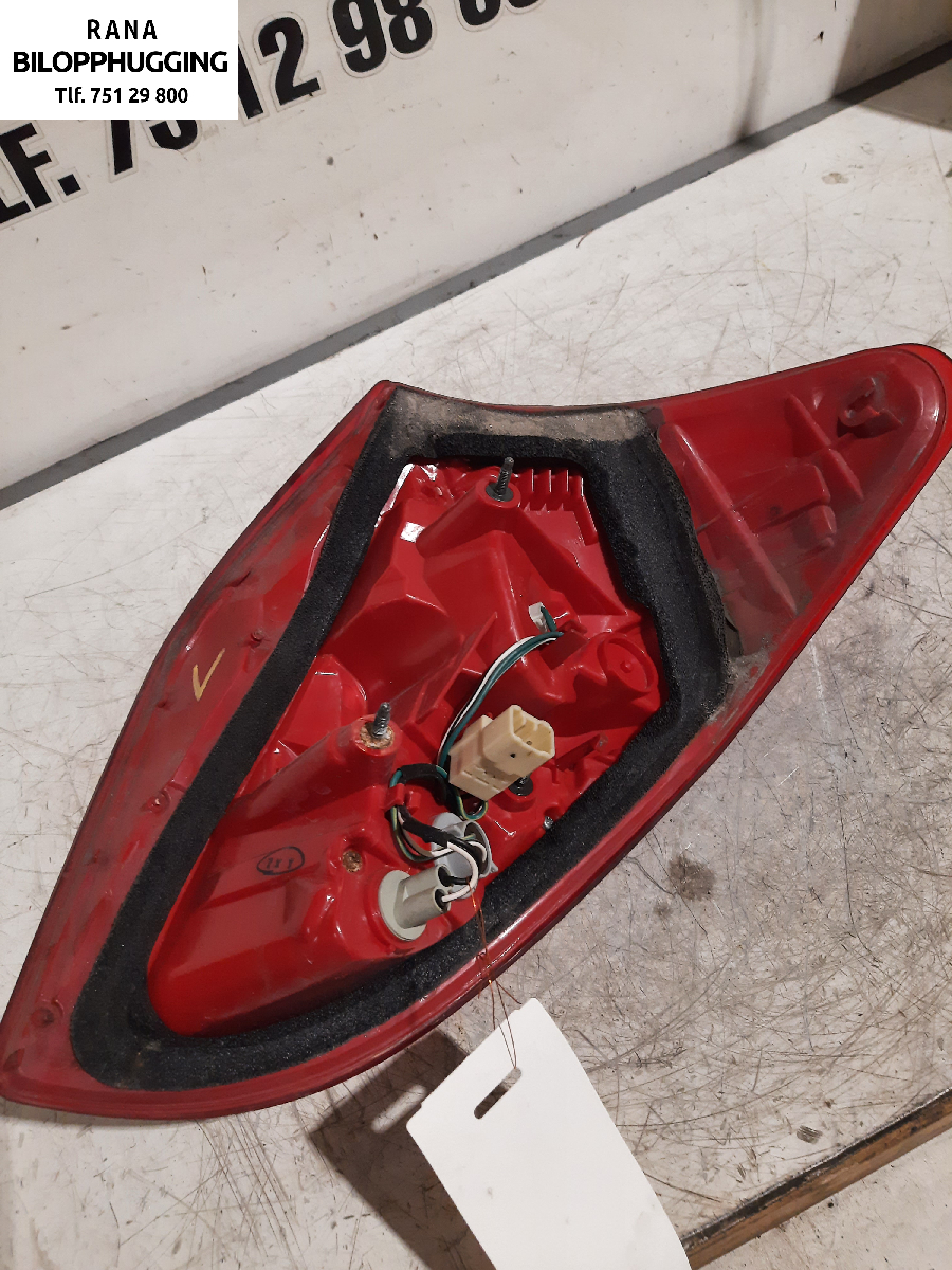 Baklykt venstre til Toyota RAV4 2006-2009 (Type III, Fase 1)  (2,2 D  4WD|)