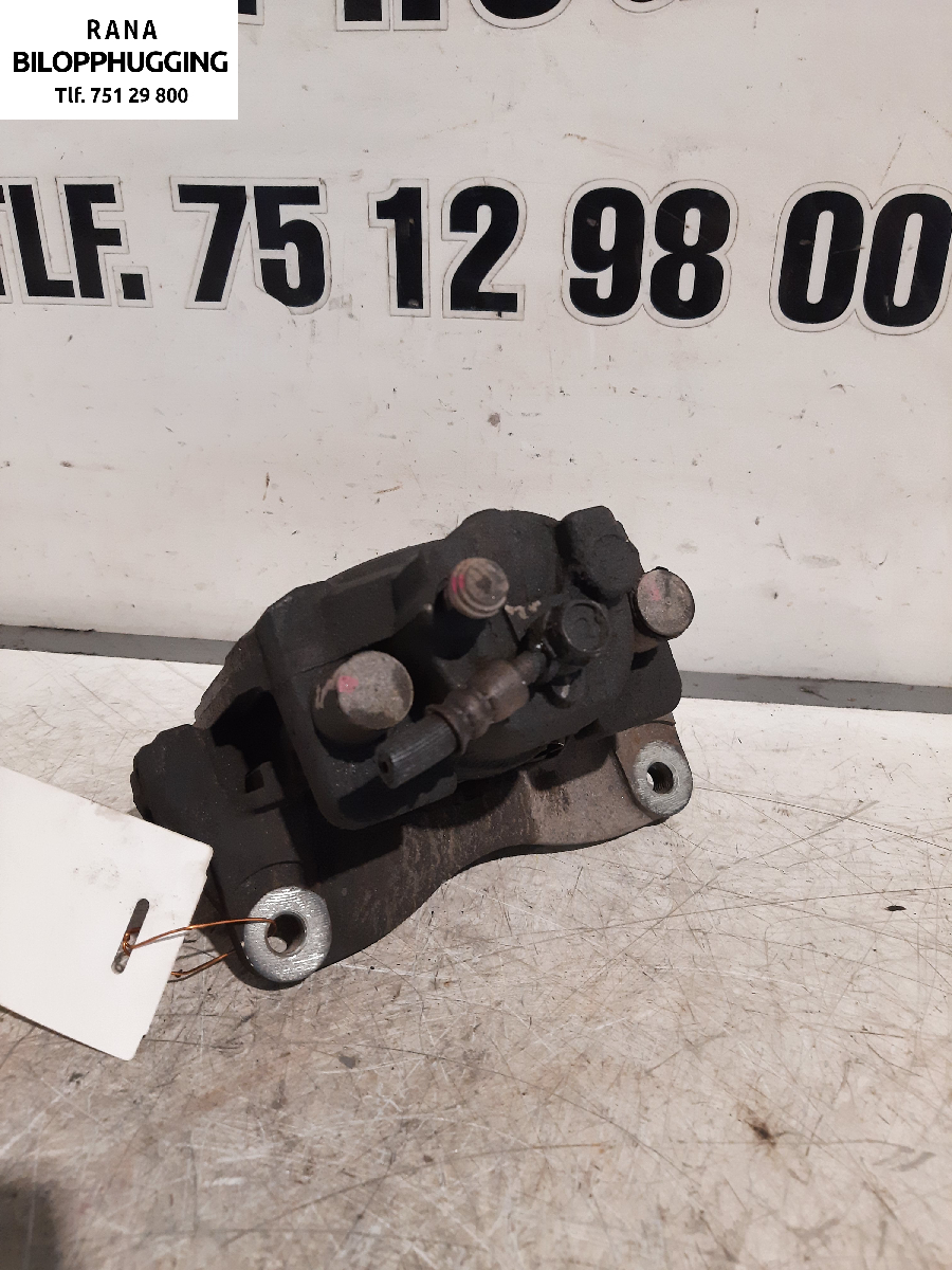 Bremsecaliper venstre foran til Toyota Yaris 2012-2014 (Type III, Fase 1) (1,5 Hybrid bensin/elektro|)