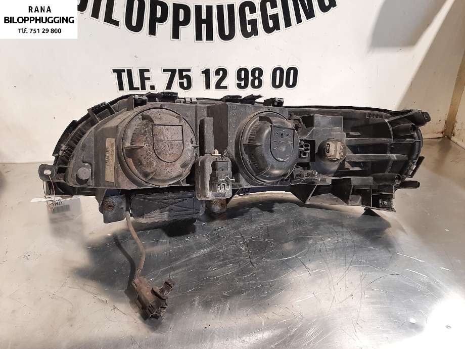 Frontlykt høyre halogen til Volvo V70 2000-2004 (Type II, Fase 1)  (2,4 D STV||8693568)