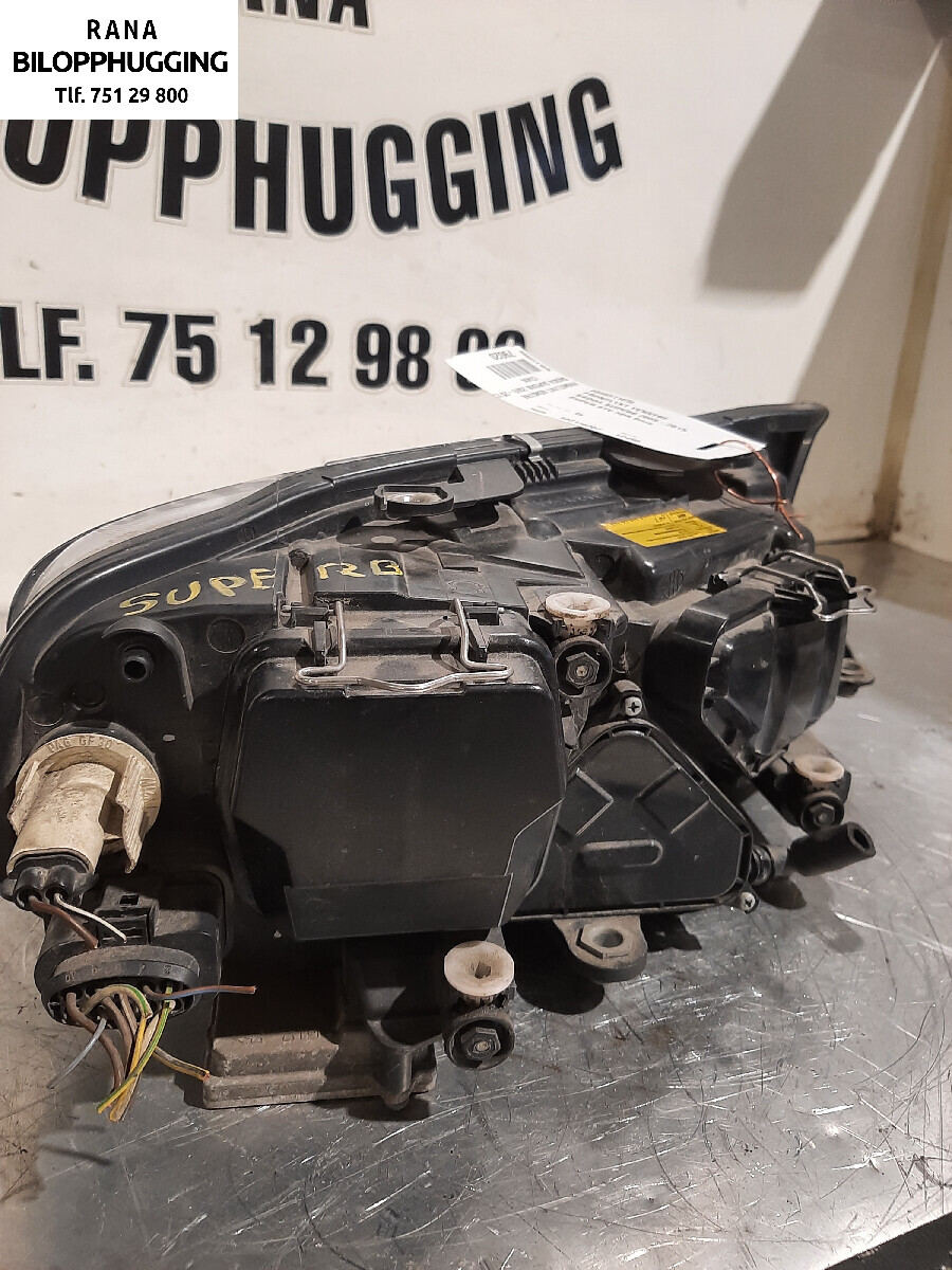 Frontlykt venstre halogen til Škoda Superb 2008-2015 (Type II) (SKODA|086651109L|)