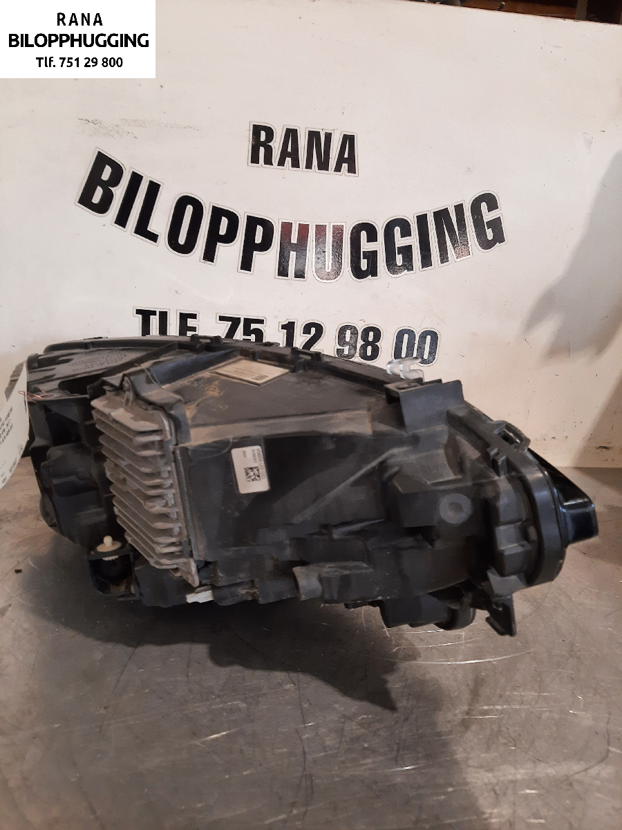 Frontlykt venstre halogen til Volvo V90 / V90 CC / S90 2016-->> (VOLVO|31655788|)