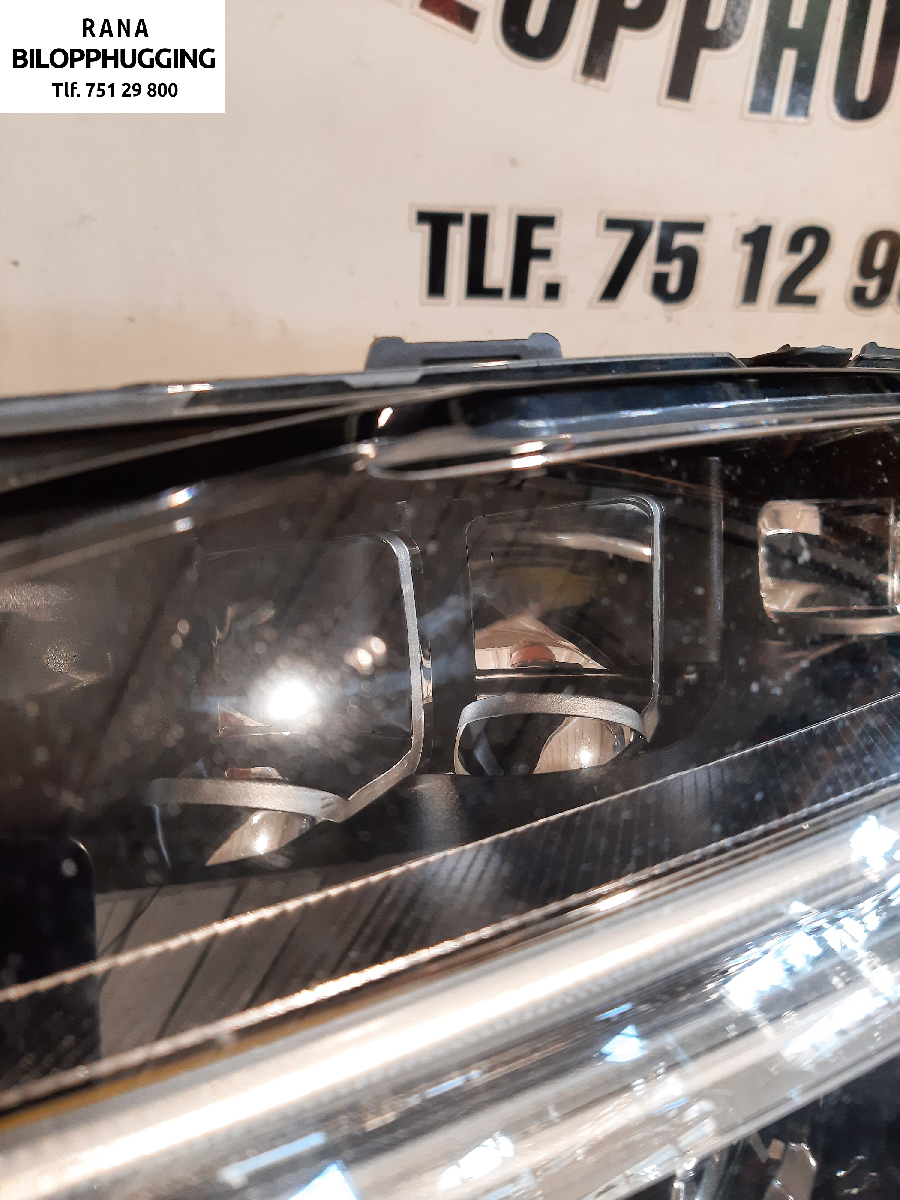 Frontlykt venstre halogen til Volvo V90 / V90 CC / S90 2016-->> (VOLVO|31655788|)