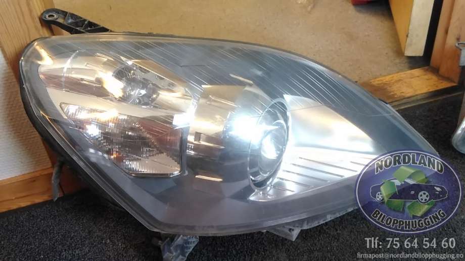 Frontlykt høyre xenon til Opel Zafira B 2005-2011  