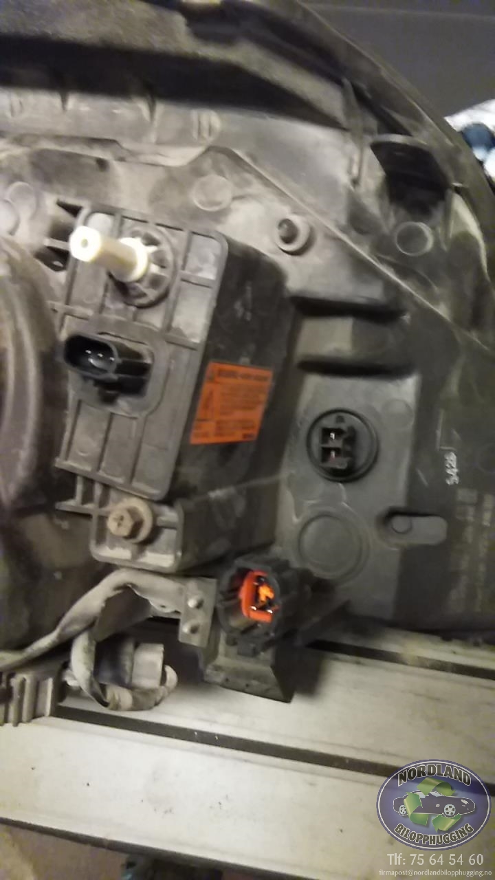 Frontlykt venstre xenon til Nissan X-Trail 2002-2007 (T30) (T30) 
