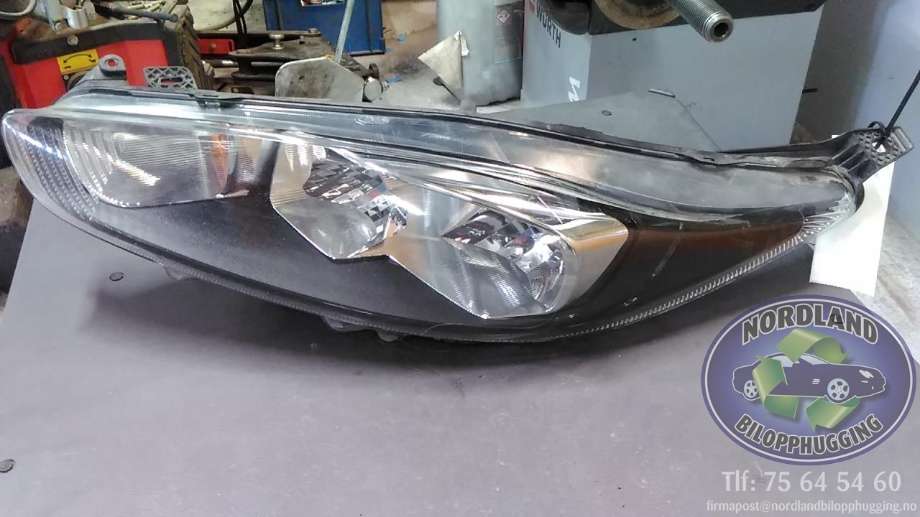 Frontlykt venstre halogen til Ford Fiesta 2013-2017 (Type VI, Fase 2)  