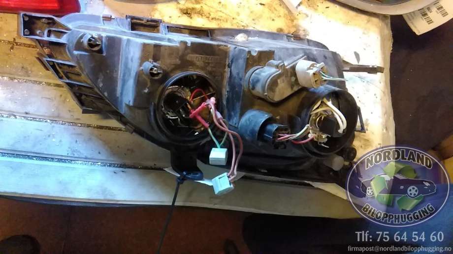 Frontlykt venstre halogen til Toyota Avensis 2000-2003 (Type I, Fase 2)